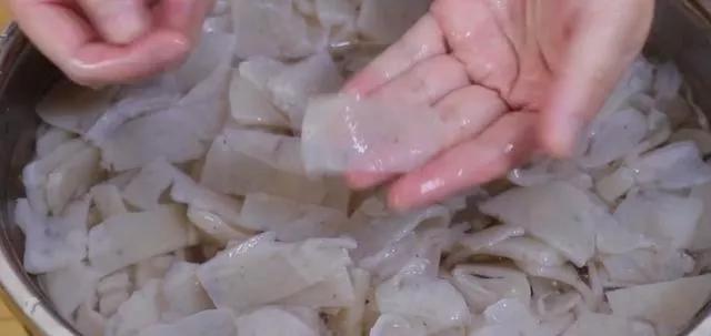 家庭自制麻辣魔芋干,手工麻辣魔芋干制作