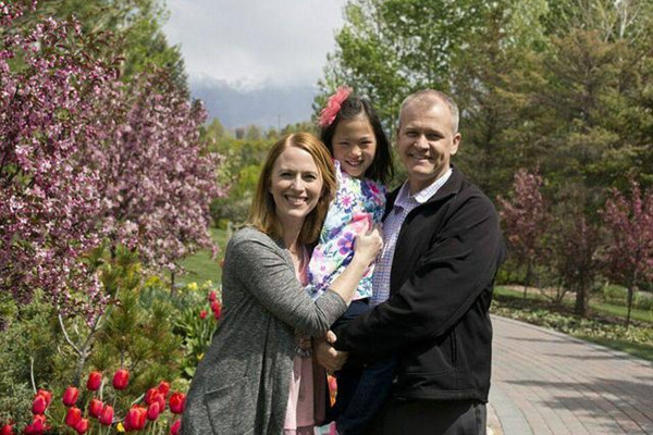 女孩刚出生时被抛弃,女孩出生没有了妈妈又被父亲抛弃