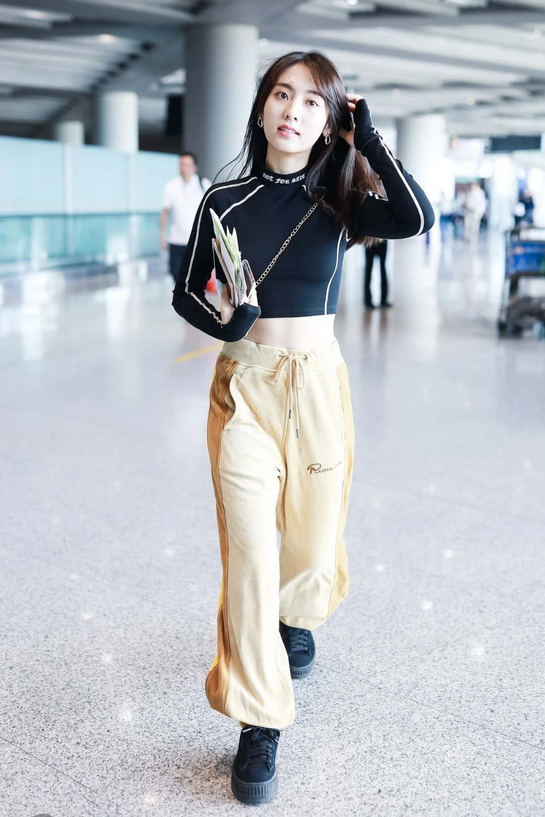 张柏芝胆子好大！穿条黑色礼裙露肚脐太抢镜了，气质形象很到位