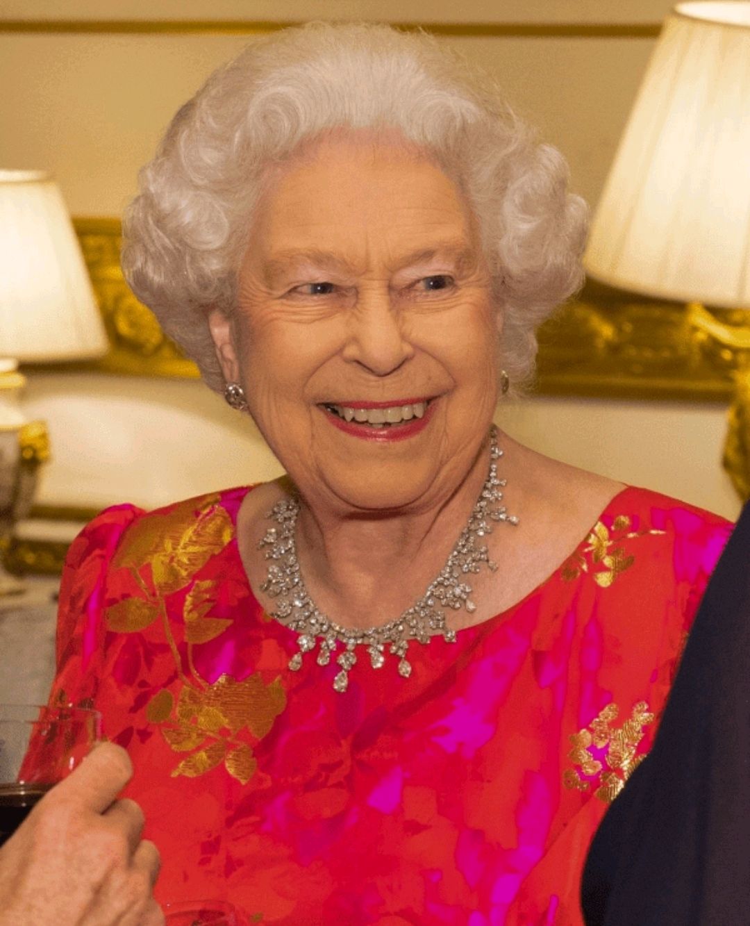 沙特王室送女王珠宝,英国王室的珠宝有多少