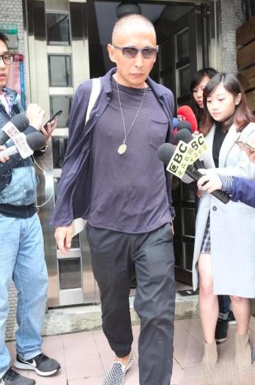 钮承泽被曝性侵后现身警察局，剃了个光头，网友：想直接进去了？