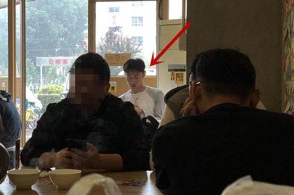 “一指禅”后,白百何频曝新恋情,上演“摸臀杀”的张爱朋去哪了