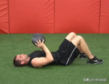 卧推力量上不去？药球仰卧胸推爆发力训练：帮你快速进阶提升力量