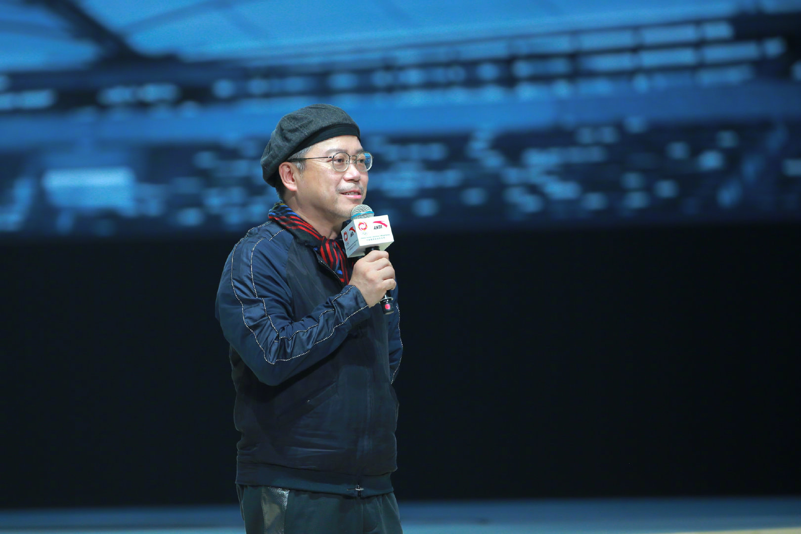 安踏颁奖服国旗版,安踏星标系列奥运领奖鞋