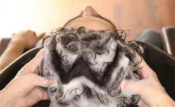 上夜班的人早上洗头还是晚上洗头,春天里是早上洗头还是晚上洗头