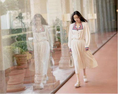 倪妮又有“小心思”?一身白裙简约复古,气质拿捏得足足的