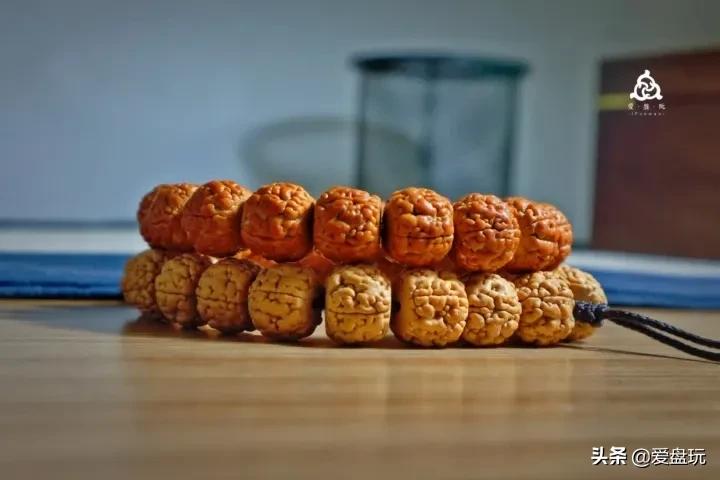 纯手盘玩一年的核桃,文玩手盘和机刷哪个值钱