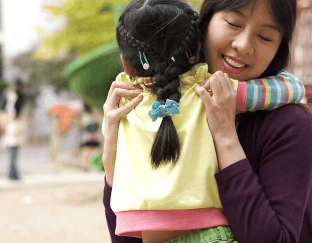 孩子喜欢“摸奶睡”，妈妈不忍拒绝不仅有隐患，还容易养成妈宝男