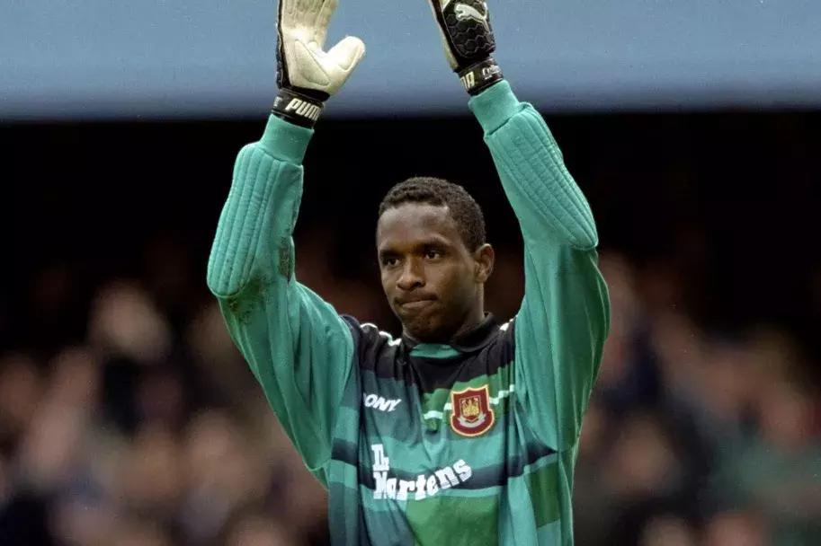 学习打球比赛两不误,学习踢球基本功