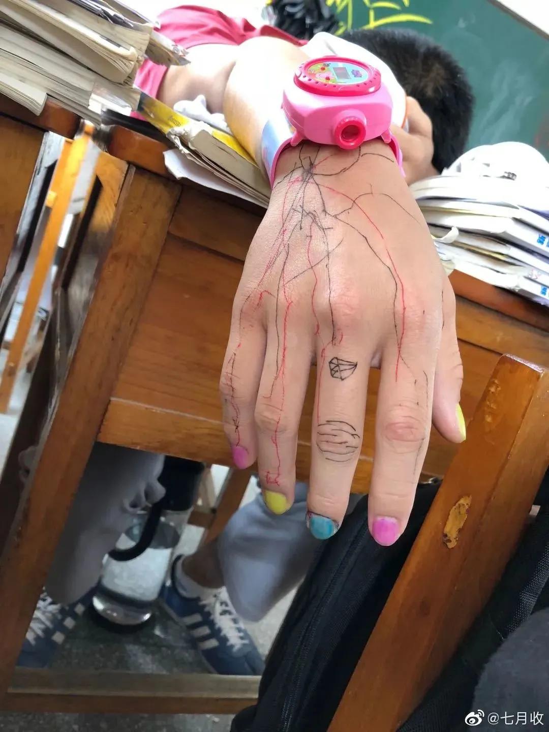 上课时与异性同桌做过最暧昧的事？说说你做过的事吧