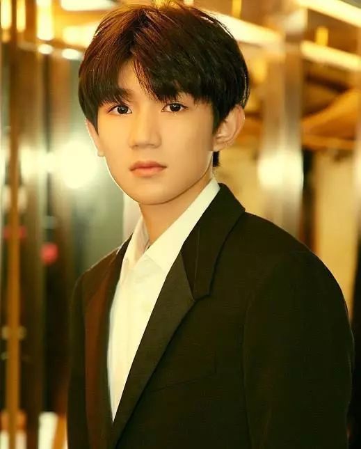 王源抽烟的相关事件引爆网络,王源在抽烟事件后的状况