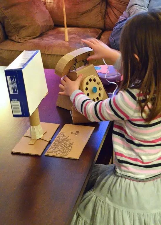 纸箱手工环创作品幼儿,纸箱环创制作大全