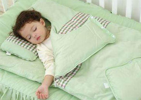 冬天宝宝睡觉穿什么不冻肚子,冬天宝宝穿不穿袜子