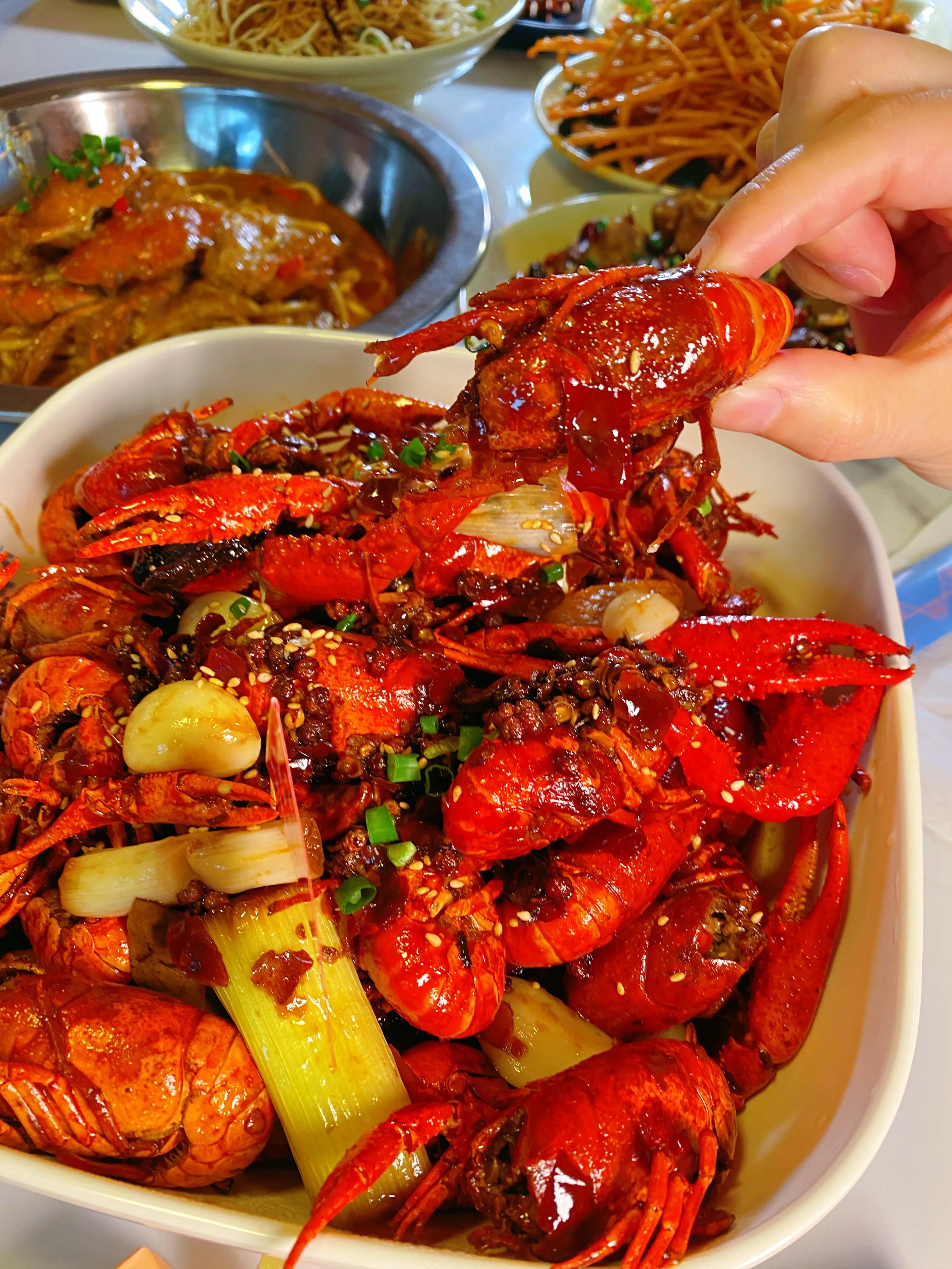 没想到西安这家饭店，把虾做出了各种“花”，排队吃虾人真多