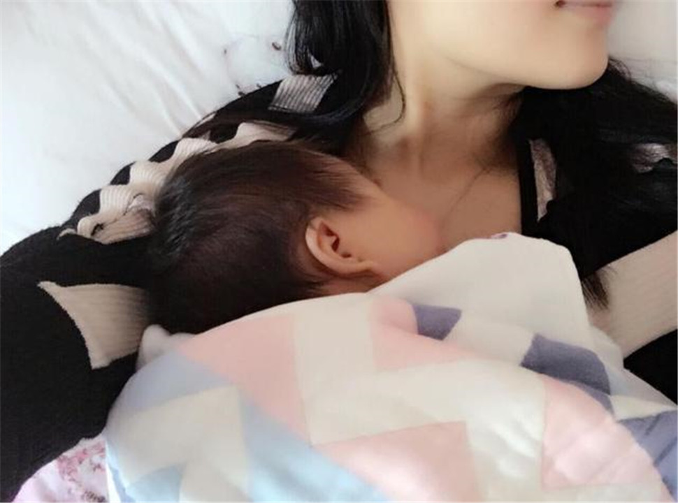 奶奶错误哄娃方式，导致6个月大宝宝脑损伤，医生：老人无知