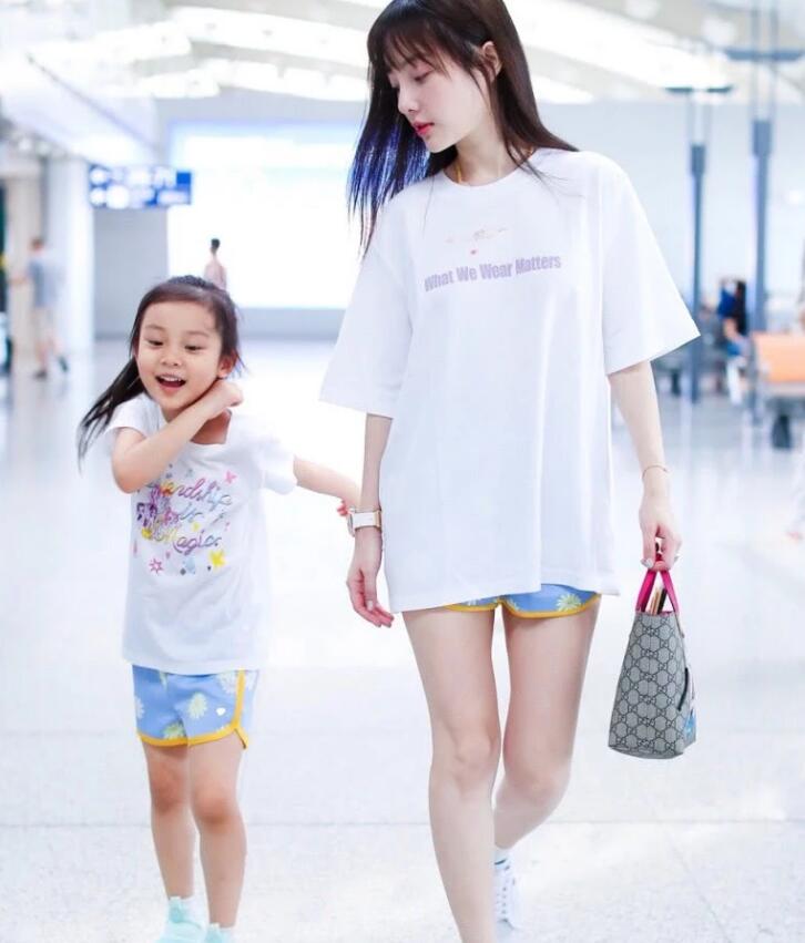 发布离婚声明后，李小璐凌晨连续发文：控诉狗仔队和曝光视频的人