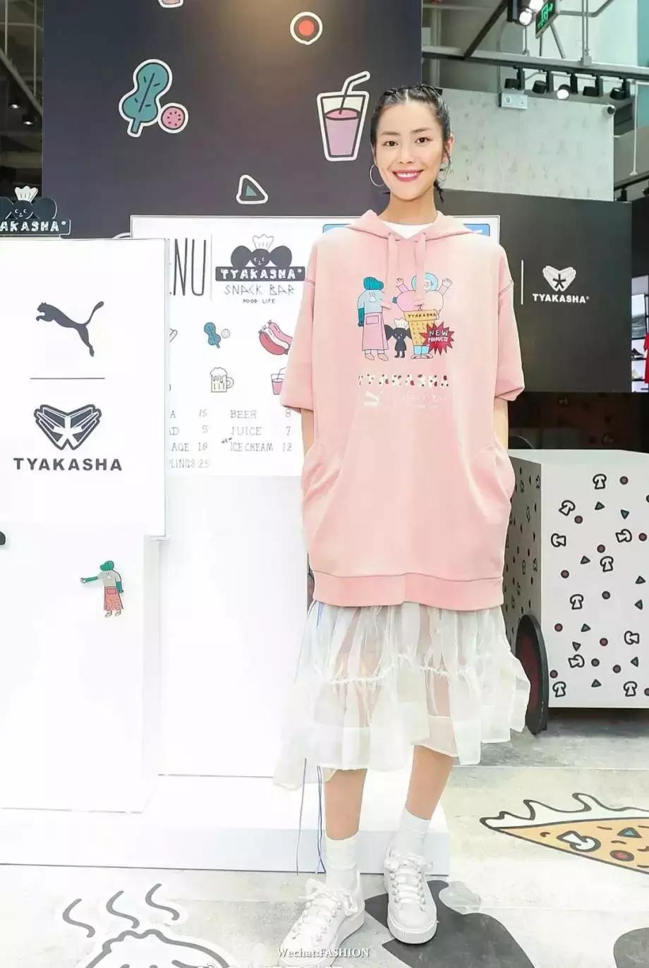 卫衣配什么裙子好看春天,卫衣裙子怎么搭配才好看