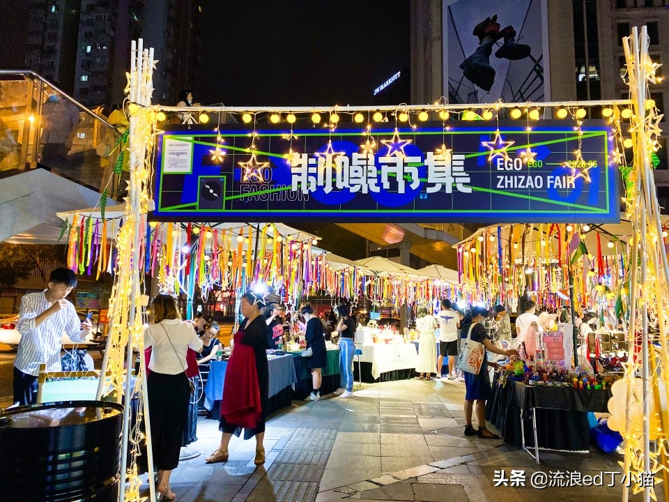 成都春熙路开黑集市,成都春熙路人山人海实拍