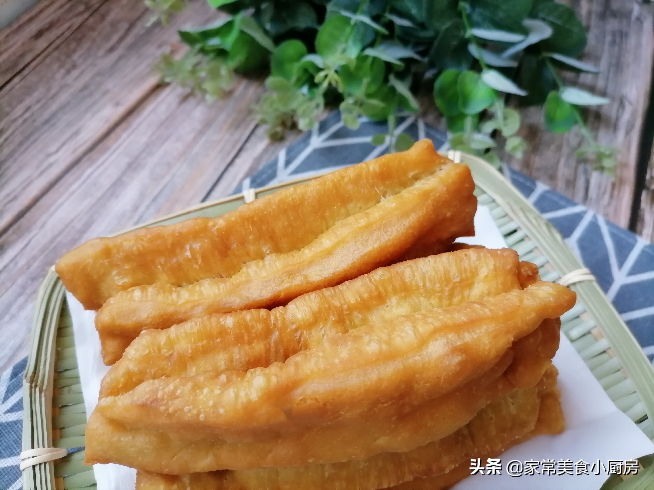 不用酵母也能炸出松软酥脆的油条,油条炸出来特别泡秘诀在哪里