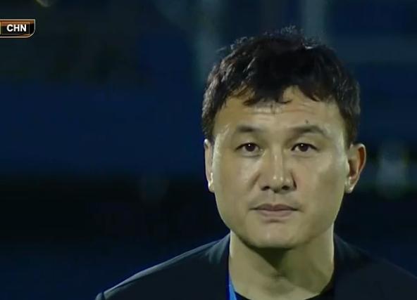 喜剧之王？一场8：0，中国男足眉飞色舞，李铁足球智慧无与伦比