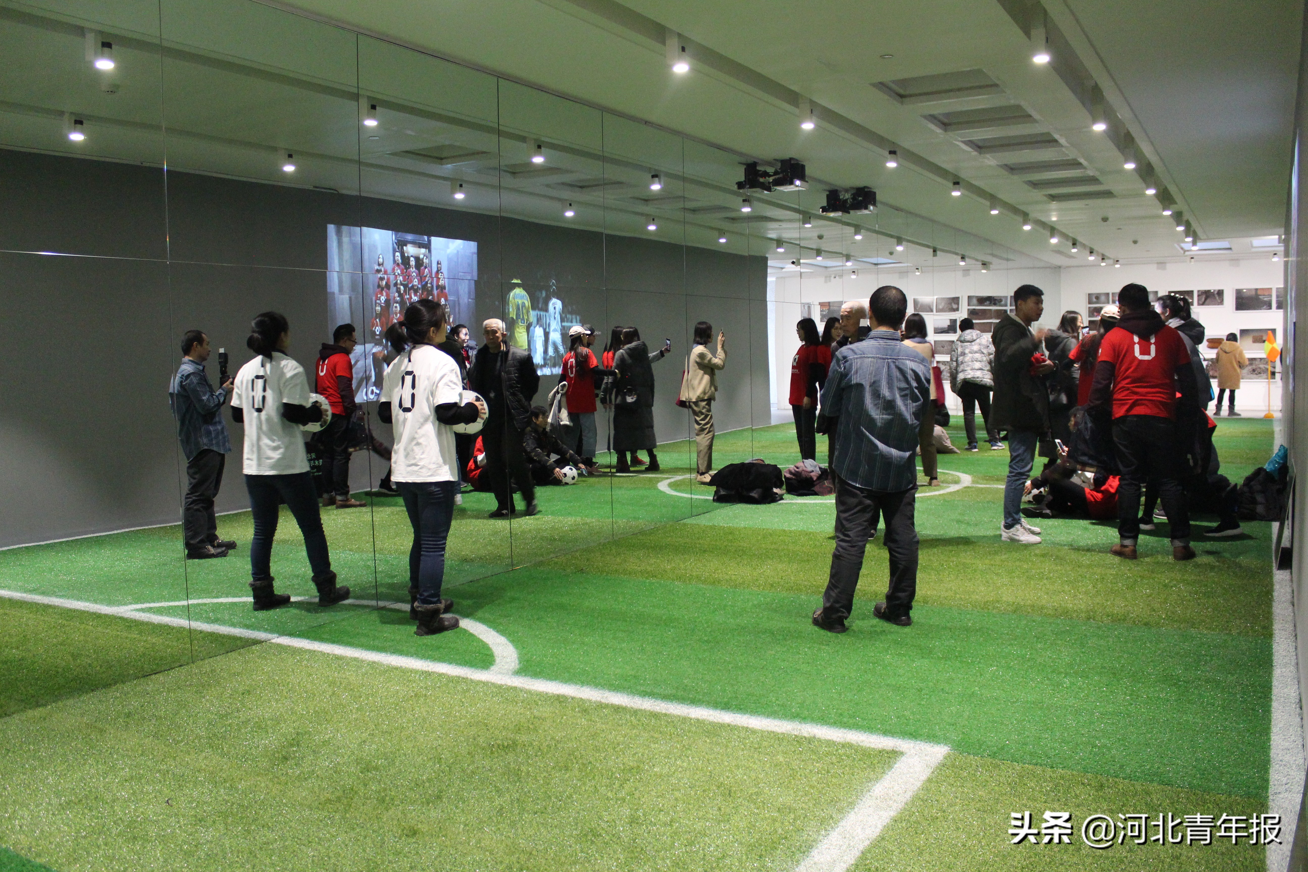 能踢球，能玩桌上“篮”足，还能抓百万大奖，这样的展览你见过吗？