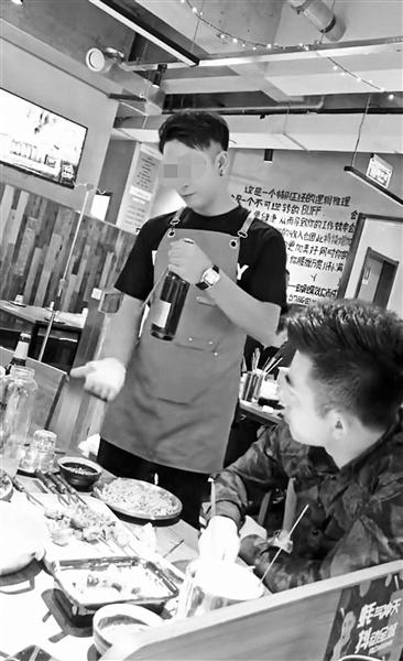 用筷子开酒瓶视频走红跟风者模仿失手扎伤手掌