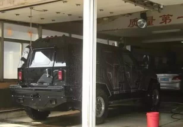 1600万“黑骑士”去洗车,一看车身,洗车工直呼:洗不了