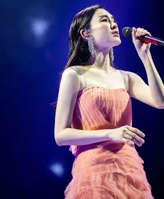 范玮琪摔跤反被疑怀孕，下巴皮开肉绽缝15针，还被骂炒作现世报