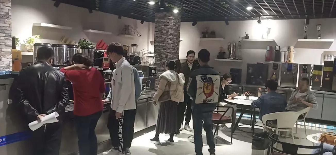 一个月卖1万多套奶茶设备,一个月卖3万杯奶茶的奶茶店