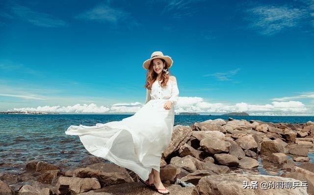 粘在鞋底的嚼过的口香糖,粘在鞋边的口香糖