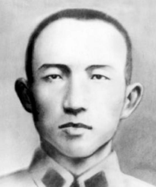 先当军团长后成师长，22岁牺牲，14年后，其部下粟裕为他复仇成功