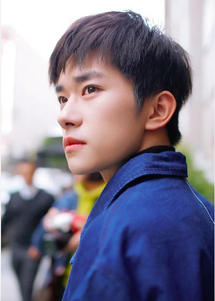 易烊千玺侧颜红光照坐地上,易烊千玺最惊艳的颜