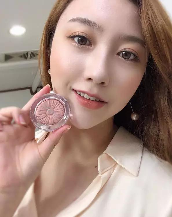 平价腮红收敛色和膨胀色的推荐,低饱和裸杏色腮红推荐