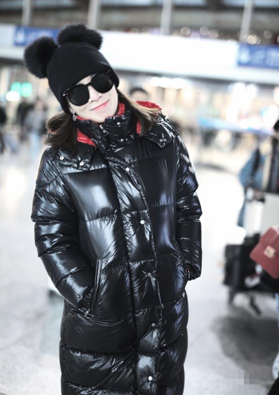 佘诗曼穿粉色裤走机场 (佘诗曼穿皮靴现身机场)