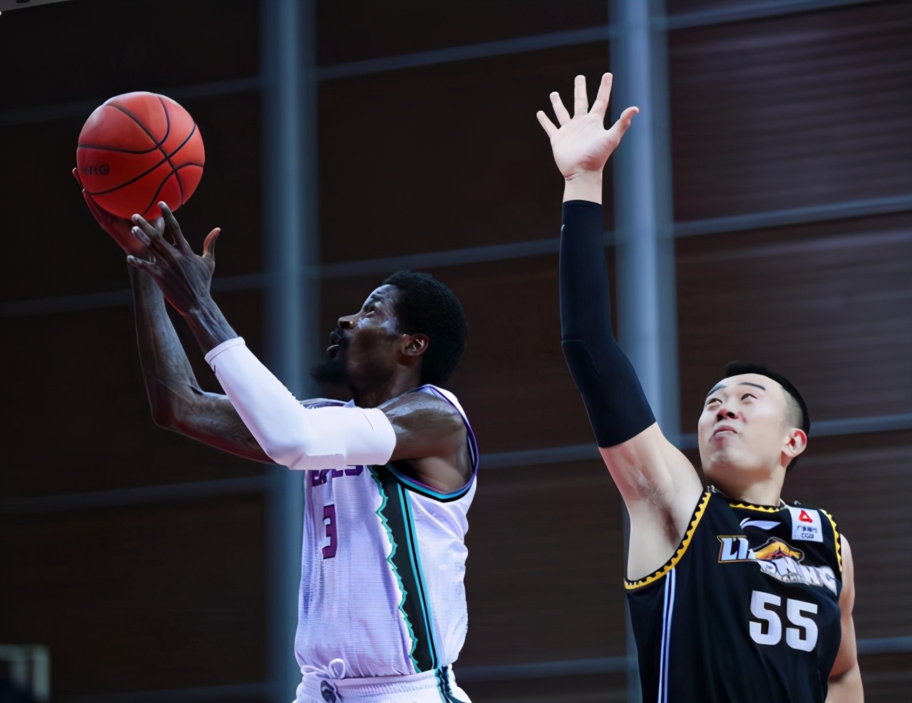 山东惊现“哈鲨”组合，内外连线合砍45分，这么打山东真有戏