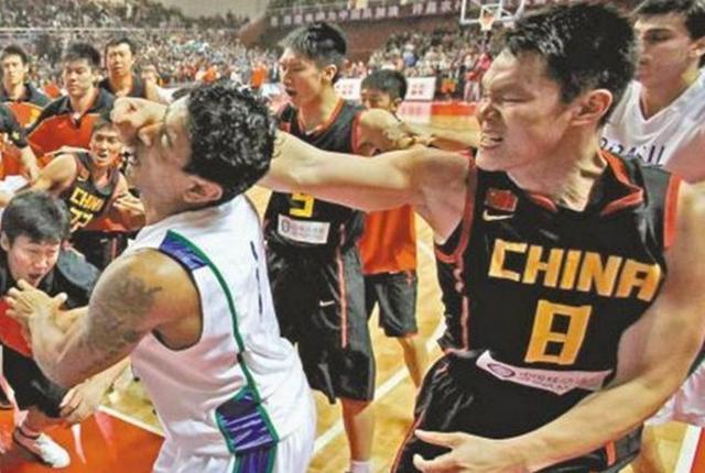 男篮打架高手盘点，巩晓彬最硬朱芳雨一战成名，李楠军体拳成典范