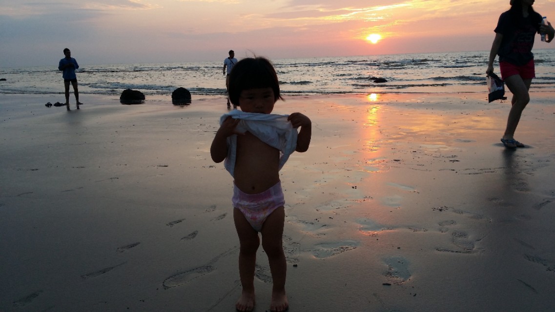 带着孙女去海边,奶奶带着小孙女在北海涠洲岛玩