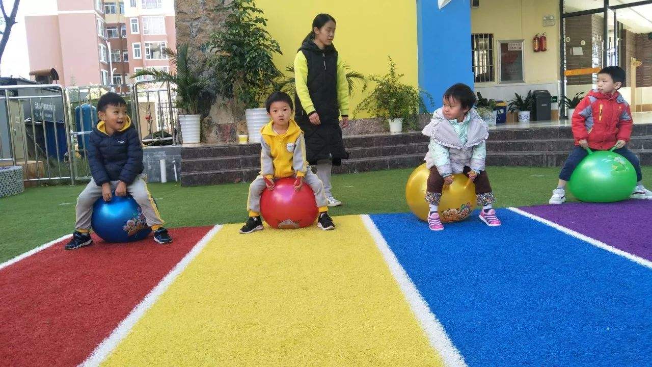 2岁时不会双脚跳或是大运动发育迟缓！角色扮演促进跳跃技能发展