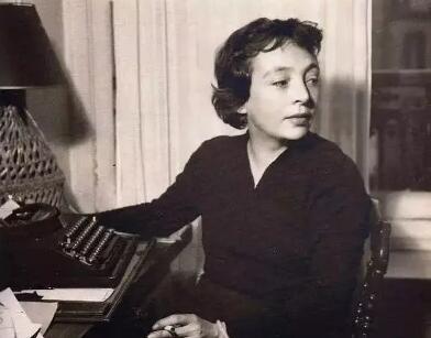 她浪漫史不断，近乎放荡，经常语出惊人“不当作家，就去当*女妓**”