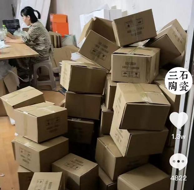 熊磊仓库疑似造假，网友指出包裹都是空的，被告诫无知