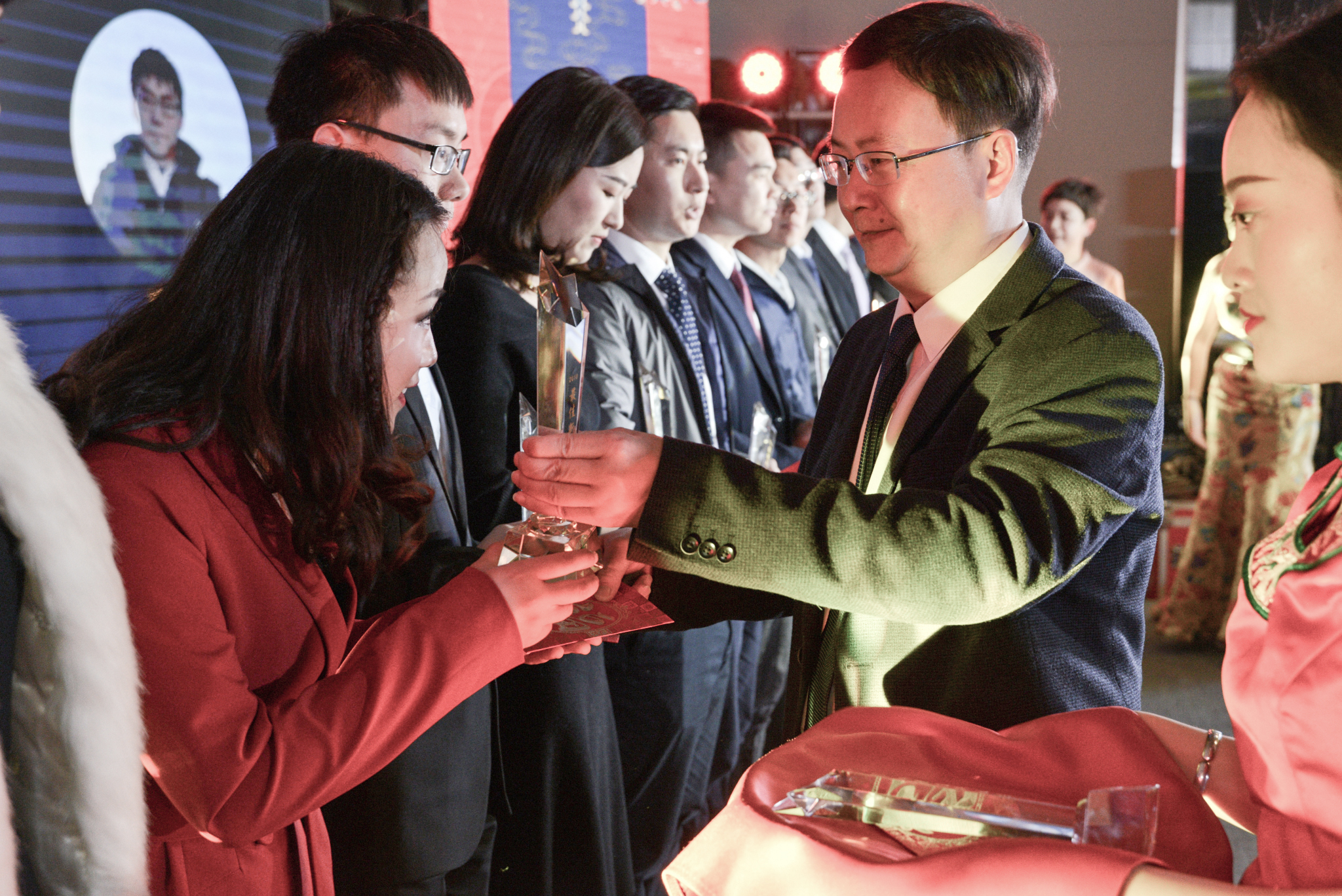 超越蝶变拜年视频,超越蝶变升华主持稿