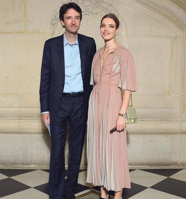 戛纳之后LV太子妃又美了！烫卷发涂红唇穿花裙，高贵感不输王妃