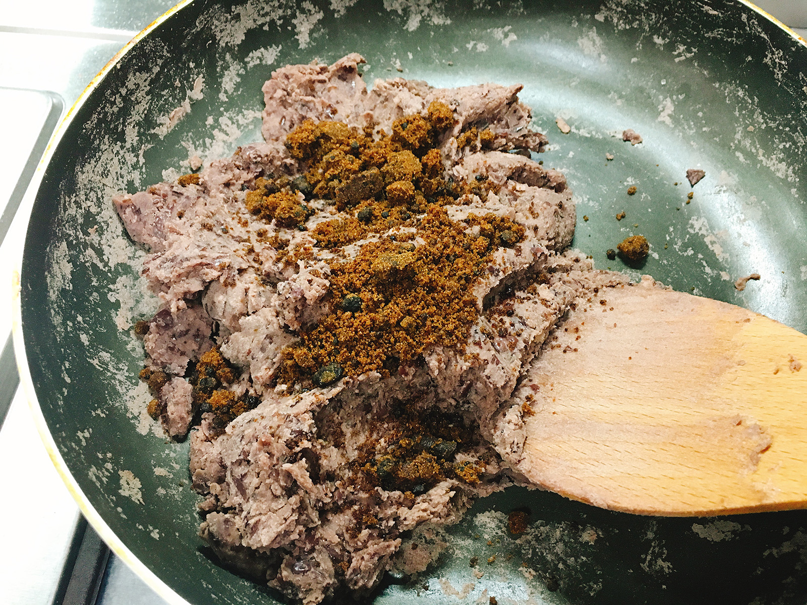 红豆沙加糖好还是加盐好吃,炒制红豆沙先放糖好还是后放糖好