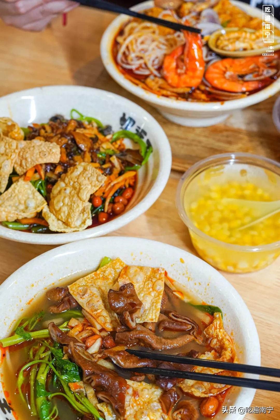 最近有一家特别火的螺蛳粉店,广西南宁西乡塘皇冠螺螺蛳粉