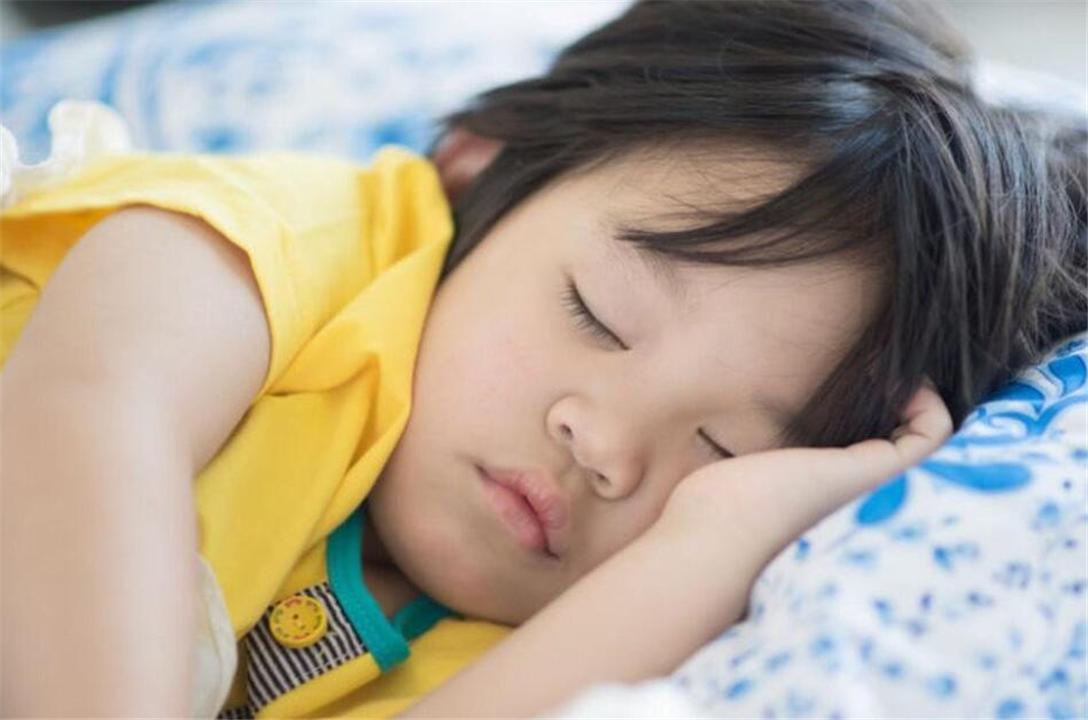 早上几点叫孩子起床会影响身高,每天半夜叫醒小孩