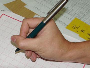 儿童写字握笔正确姿势需要工具吗,提醒家长教幼儿正确的握笔姿势