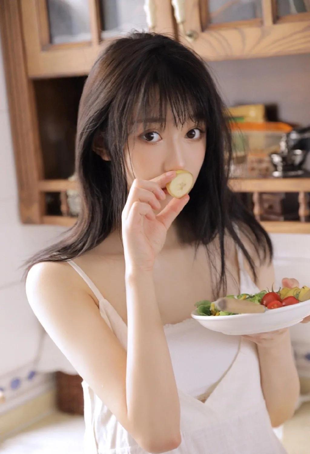 卧室门一侧被踹开了,虚掩的房门突然被一脚踹开