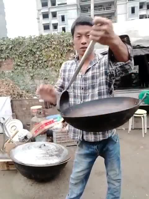 为啥饭店大厨都用铁锅炒菜,为什么厨师炒菜都用圆勺