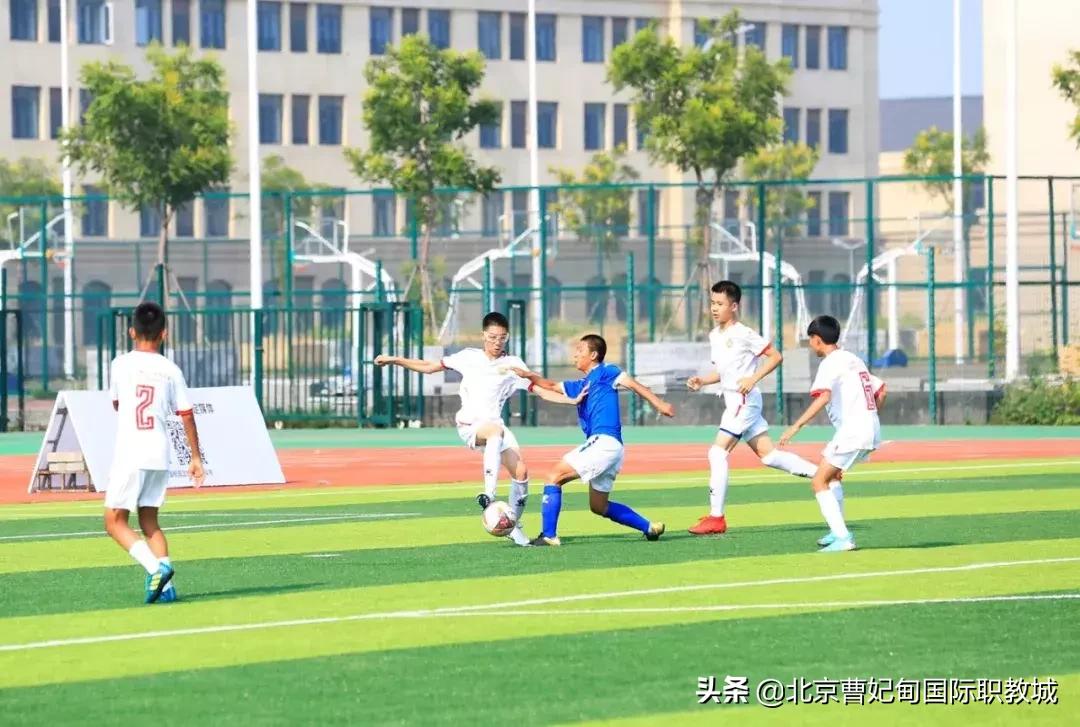 酷暑炎夏也挡不住球友打球的决心,足球绿茵场上的激情与梦想