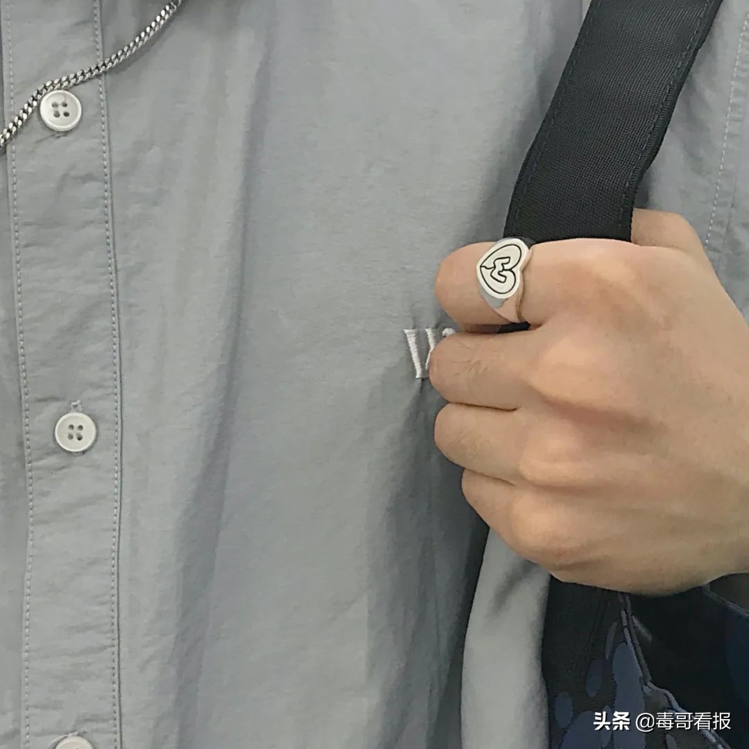 简约的首饰往往是穿搭的必杀技,首饰穿搭